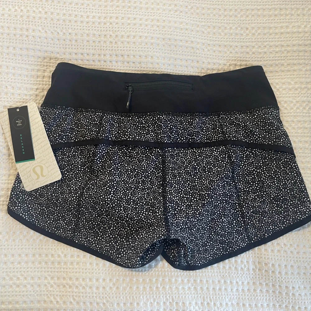 lululemon Speed Short Size 4 in Freckle Flower Black White NWT - Picture 3 of 6